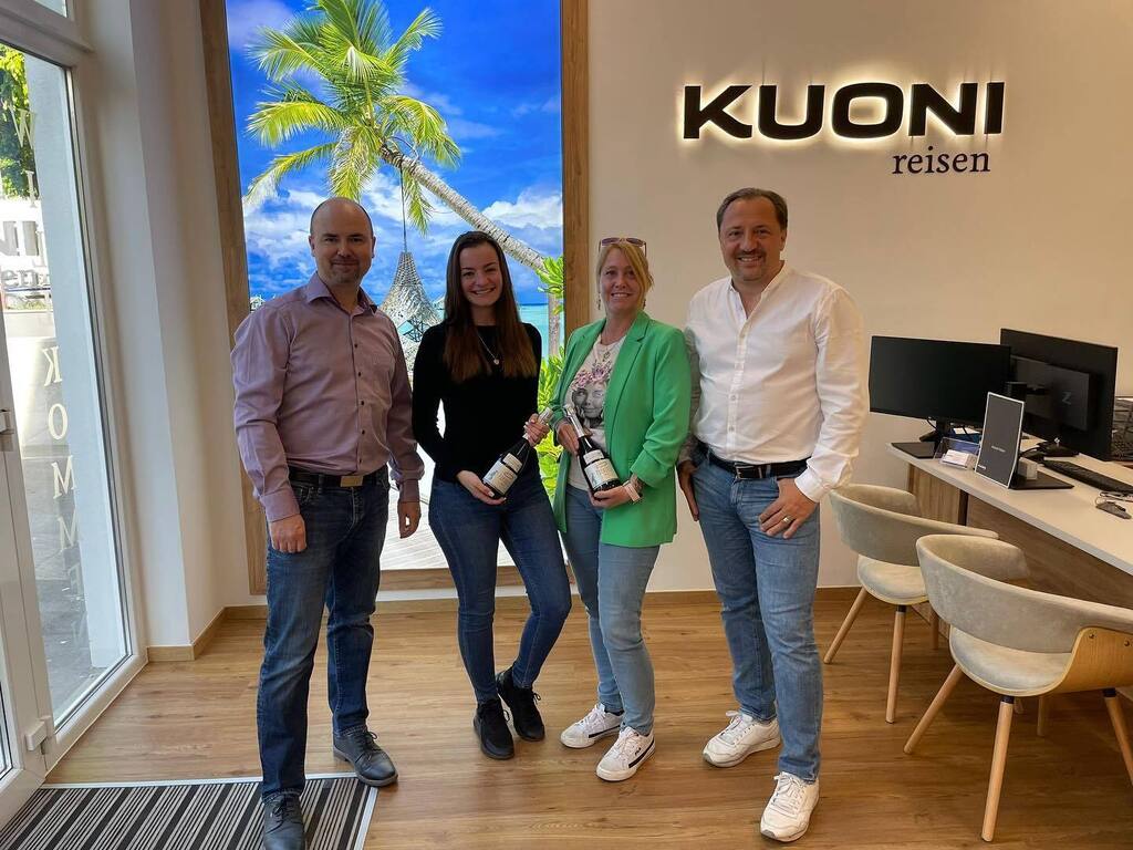 AustrianTravelB's tweet photo. 🎉 Herzlichen Glückwunsch zum Neustart, @KuoniHietzing! 🥳 Die Austrian Travel Boutique sendet euch die besten Wünsche für eure aufregende Reise! ✈️ Möget ihr stets neue Horizonte entdecken und unvergessliche Erlebnisse schaffen. Wir freuen uns auf ein… https://t.co/0AQotoYSpU https://t.co/a5vqnrWjd5