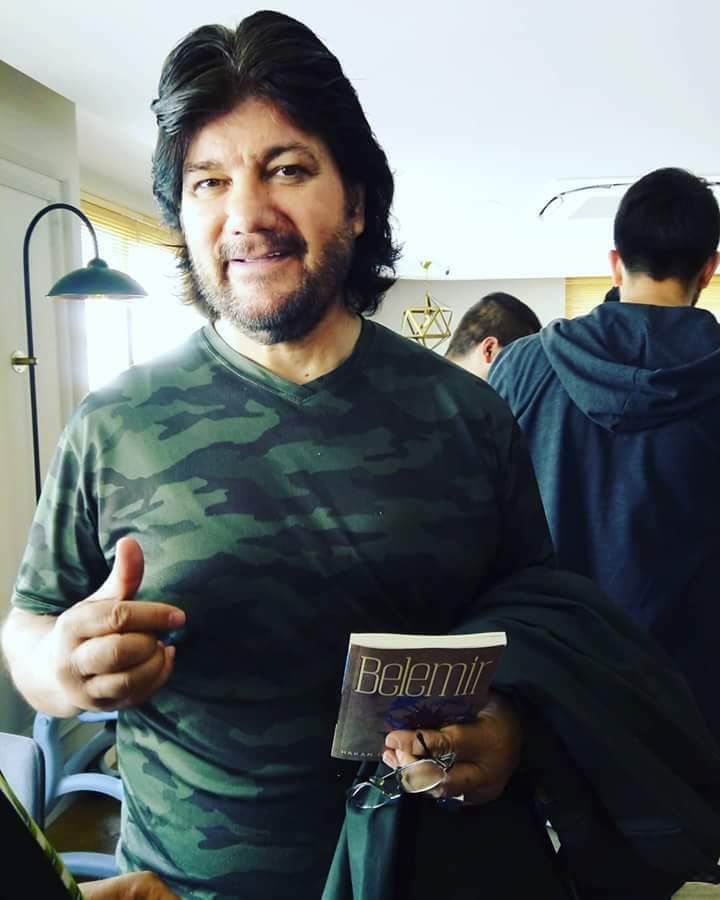 hakanilhankurt's tweet photo. Mesela şehrin dar sokaklarında
Artık geceleri dolaşmıyorum.
Tütünümü paylaşıyorum evsizlerle
Mahallenin itleriyle dalaşmıyorum.
O mağrur serseri değilim artık,
Çoktan çoluğa çocuğa karıştım.
Bastırdım bütün isyanlarımı
Küstüğüm herkesle barıştım.
#Belemir
#hik https://t.co/KJmb3sHOF9