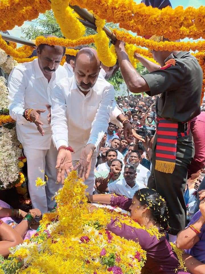 bandisanjay_bjp's tweet photo. Paid tributes to CFN(Avn Tech) Pabballa Anil garu, at Rajanna Sircilla, who laid down his life in the service of country.
Salute to the martyr &amp; BJP stands by his family in this hour of grief. https://t.co/E3pbF7BkoH