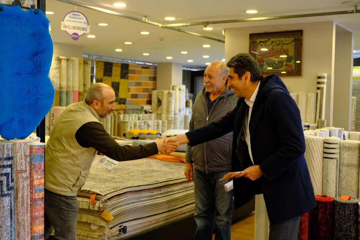 YesilsolUmr's tweet photo. 1. Bölge vekil adayımız @HakanOzturkEHP ile birlikte Esenşehir mahalle esnafıyla buluştuk, pazar esnafı ve halkımızla sohbet ettik. Emeğimizi sömüren, halkı yoksulluğa mahkum eden bu sistemi Yeşil Sol Parti'de birleşerek gelin birlikte değiştirelim dedik. 
#BirlikteDeğiştireceğiz https://t.co/rjhtnjqJ01