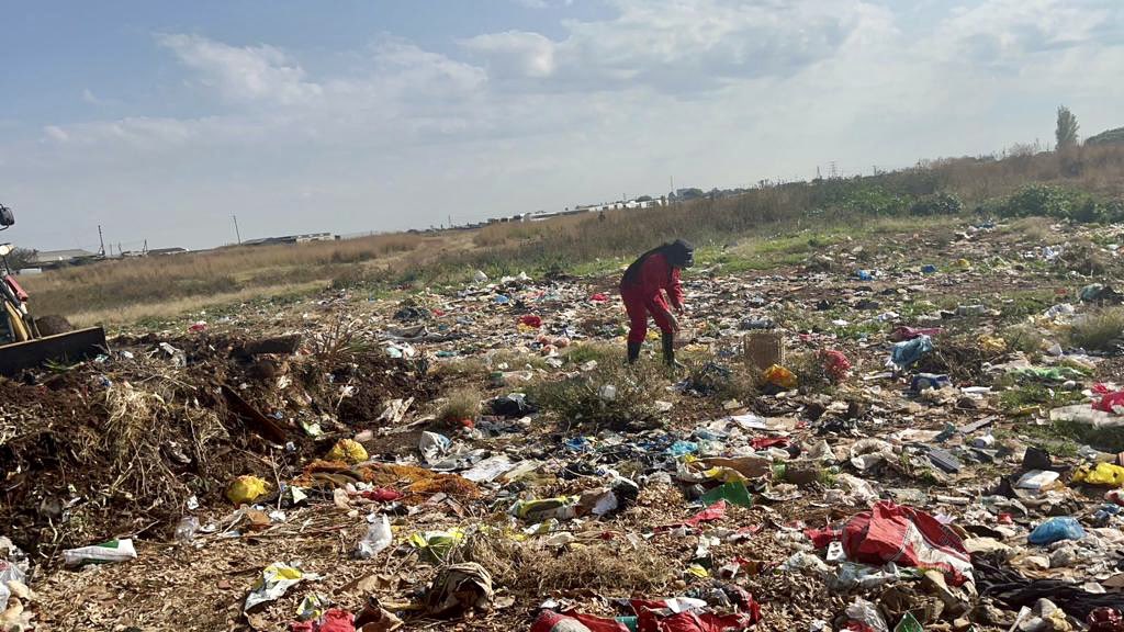 NthabisengTshiv's tweet photo. Today we are in ward 99 Vila Liza, ext 2 engaging on the EFF #AndriesTataneCleanUpCampaign 

Let us, take responsibility for our  environment and not rely on a failed government to clean up, let’s do it ourselves https://t.co/g7yuMEgWjP