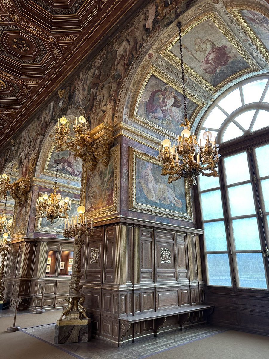 LilouGeslin's tweet photo. @PerseusLeGrand Le château de Fontainebleau https://t.co/1XEhl9kfqc