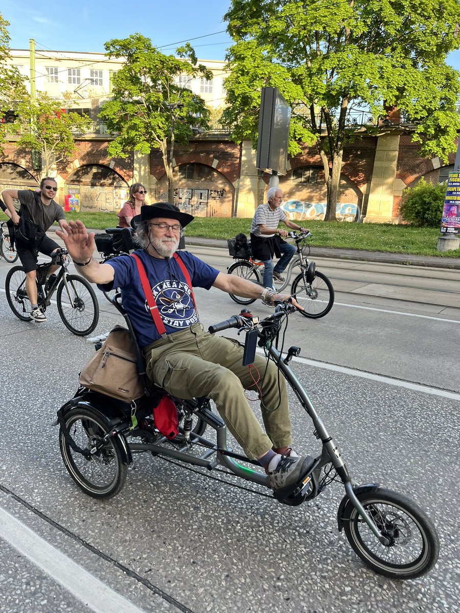 KIlIeou's tweet photo. Radfahren wollen nicht nur Junge. Der Herr ist mit dem elektrisch unterstützten Dreirad mobil. Am Zielort geht er die letzten Meter mit dem hinten befestigen Rollator. So kann er selbständig flott mobil bleiben und dabei länger fit bleiben. #radliebe 💚🚲 https://t.co/PooaCrqaeT