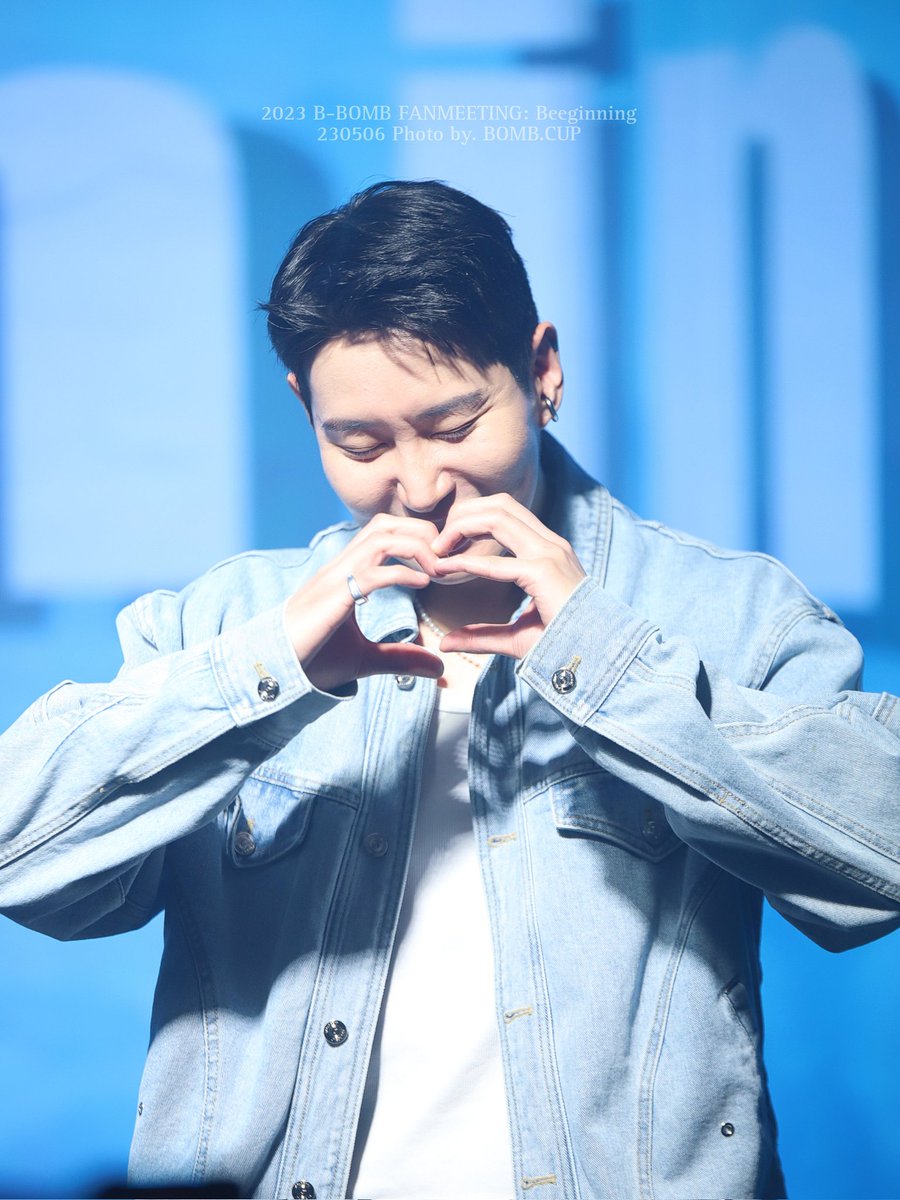 bombcup's tweet photo. 230506 2023 B-BOMB FANMEETING: Beeginning
#비범 프리뷰

@BlockB2011 
포토타임과 현타 ㅋㅋㅋㅋ
오늘 중 이시간이 가장 힘들다며...

#블락비 #BLOCKB 
#블락비바스타즈 #BLOCKB_BASTARZ
#BBOMB #비범 #민혁 #이민혁 https://t.co/PLTMLwZ1Ll