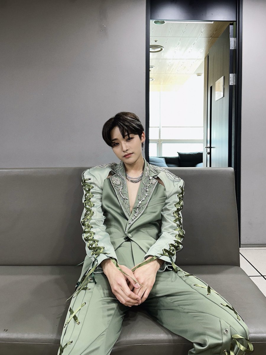 XODIAC_MEMBERS's tweet photo. [#렉스] 

끝나따아 !!!!🥳🥳 오늘도 잘 마무리했어요 !!! 오늘 초록이 의상어때요 ?!?!🤪🤪 내가 쩰 좋아하는 초록이라서 기분좋게 무대 마무리 !!!😎

#XODIAC #소디엑 #LEX #렉스 https://t.co/gZaYFiv6fm