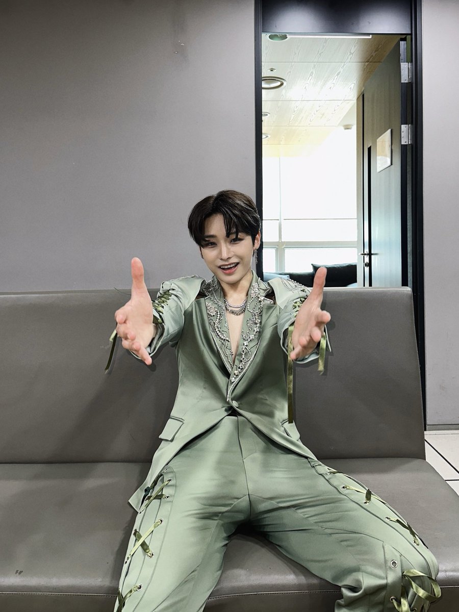 XODIAC_MEMBERS's tweet photo. [#렉스] 

끝나따아 !!!!🥳🥳 오늘도 잘 마무리했어요 !!! 오늘 초록이 의상어때요 ?!?!🤪🤪 내가 쩰 좋아하는 초록이라서 기분좋게 무대 마무리 !!!😎

#XODIAC #소디엑 #LEX #렉스 https://t.co/gZaYFiv6fm