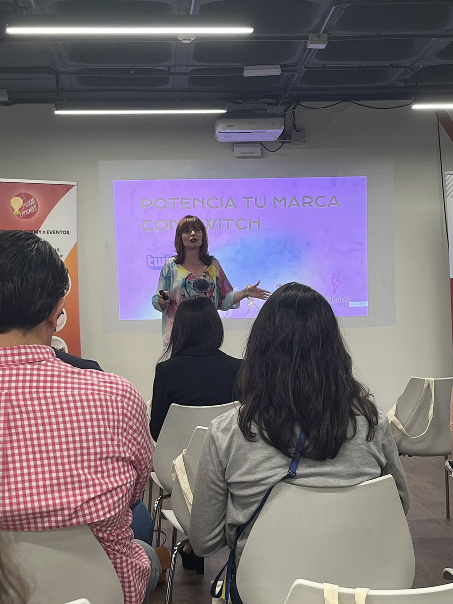 javilayunta's tweet photo. Empieza la presentación de @carlotagalvan en #EmigrarYEmprender.
Está explicando qué elementos son importantes para #streamear en #Twitch sin perder tu identidad de #marca. https://t.co/EB0WEgmqV6