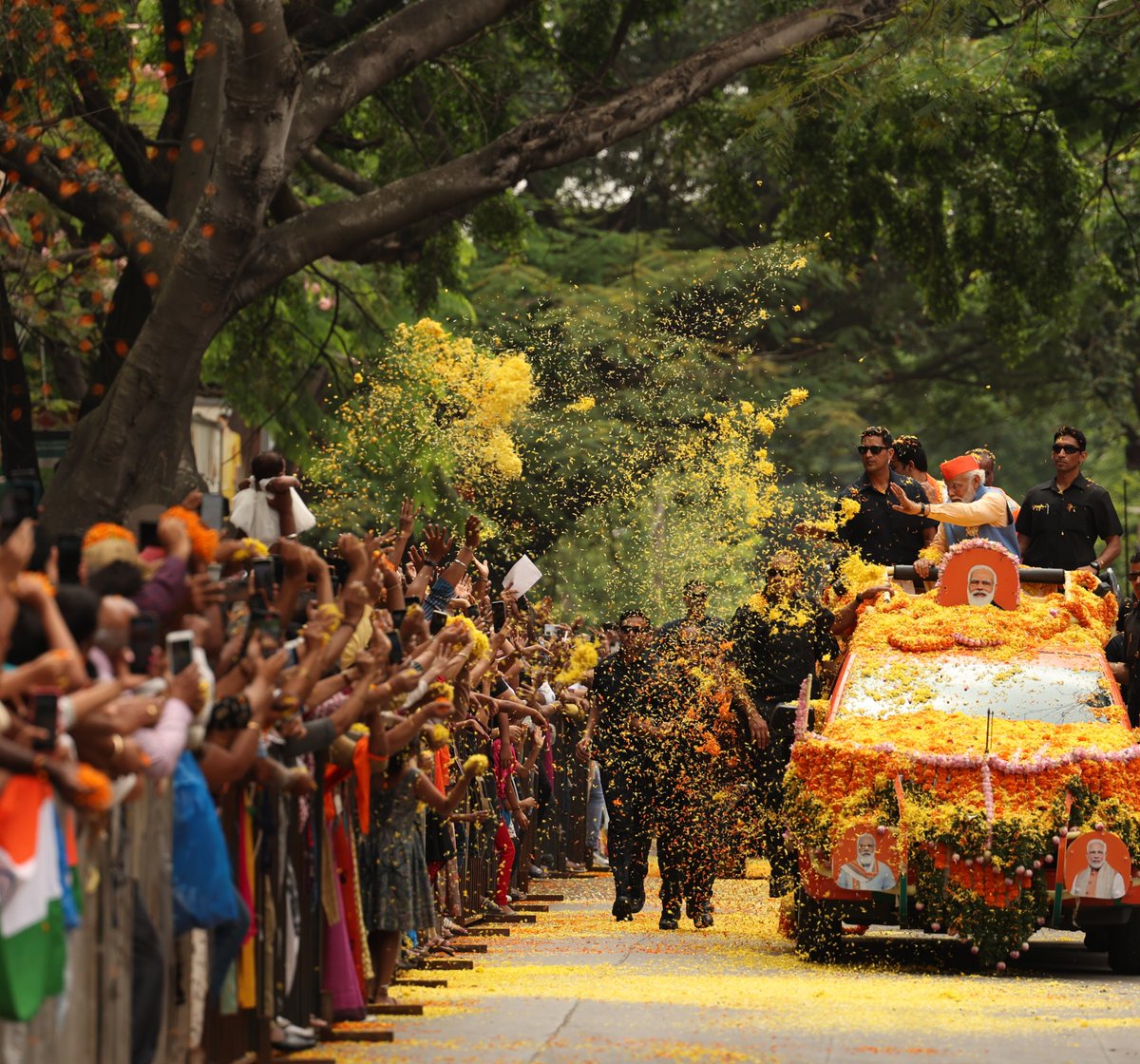 narendramodi's tweet image. If only words could describe what I just saw in Bengaluru! 

I bow to the people of this vibrant city for showering me with affection that I will cherish for my entire life. 

Here are some glimpses.