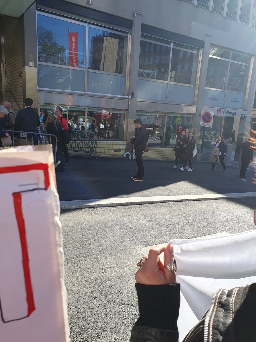 TeaVolle's tweet photo. Demonstrasjon utafor #APLM23
Ikkje åpne for mineralutvinnning på havbunnen, vi vet for lite om konsekvensane! https://t.co/lCEmGjwBCD