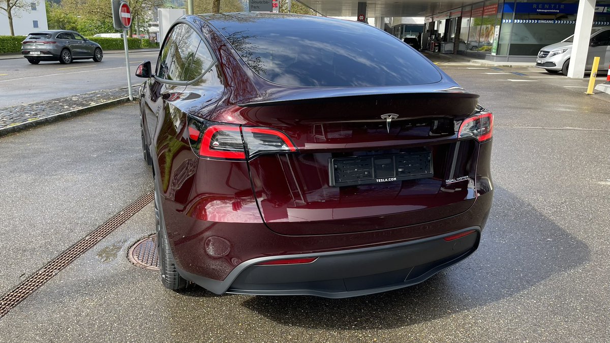 visionedrive's tweet photo. This is the new #midnightcherryred from @Tesla only for #Tesla #modely from @Gf4Tesla 🍒 looks pretty nice @zfescht @teslamag @SupplyTessi https://t.co/rsjwy9TvuP