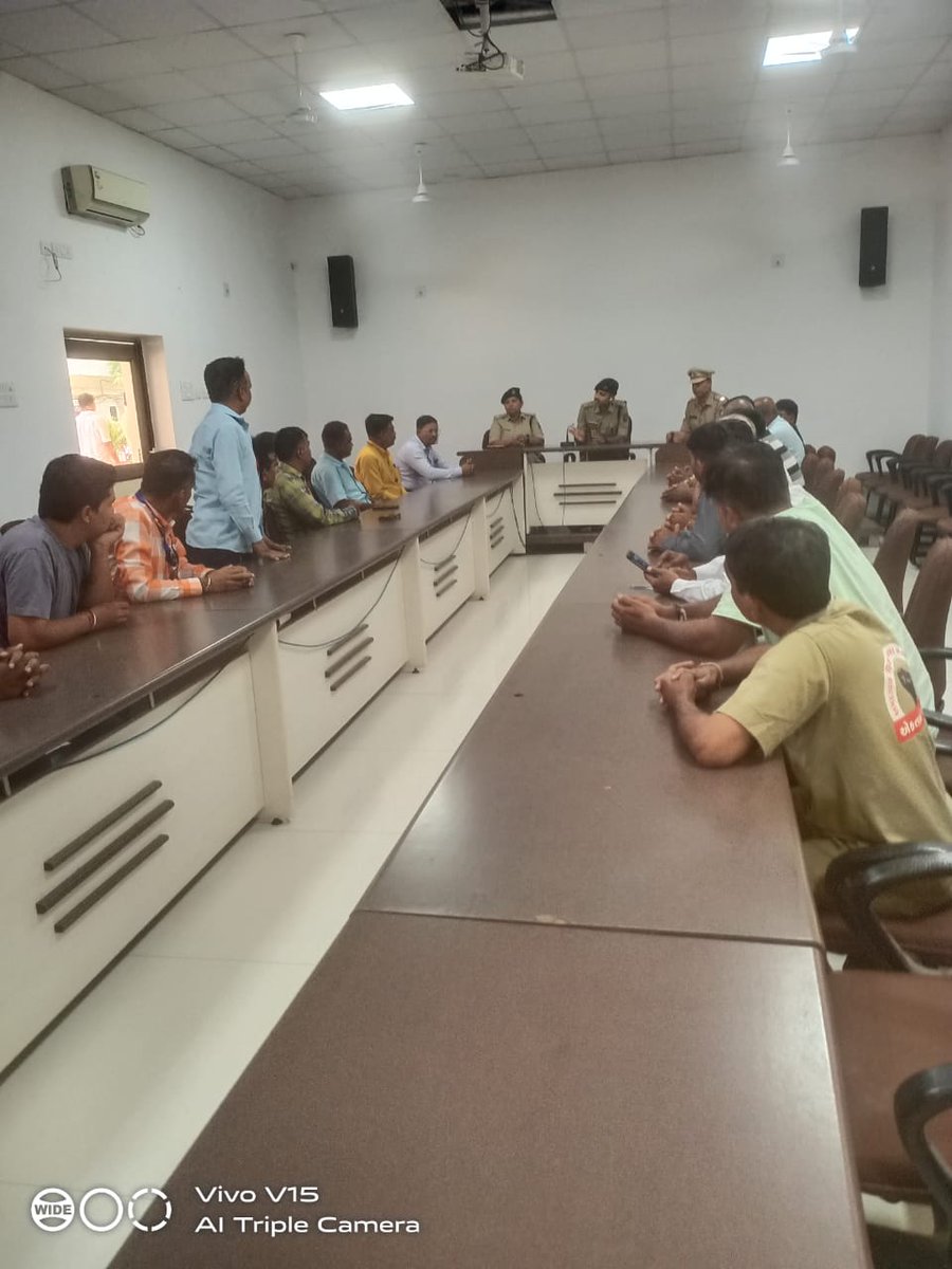 AhmedabadPolice's tweet photo. તલાટી પરીક્ષા ઓટોરિક્ષા ચાલકો સાથે ઉમેદવારોને પરીક્ષા સ્થળ પર સમયસર પહોચાડવા તેમજ  યોગ્ય મુસાફરી ભાડું લેવા બાબતે સમજ કરી અમદાવાદ ટ્રાફિક પોલીસ 

@sanghaviharsh @GujaratPolice @InfoGujarat @Hasmukhpatelips @SafinHasan_IPS @PoliceAhmedabad 

#ahmedabadpolice https://t.co/XSK4pvZa4z