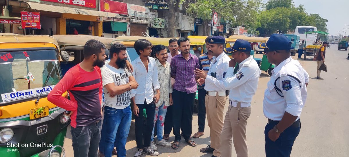AhmedabadPolice's tweet photo. તલાટી પરીક્ષા ઓટોરિક્ષા ચાલકો સાથે ઉમેદવારોને પરીક્ષા સ્થળ પર સમયસર પહોચાડવા તેમજ  યોગ્ય મુસાફરી ભાડું લેવા બાબતે સમજ કરી અમદાવાદ ટ્રાફિક પોલીસ 

@sanghaviharsh @GujaratPolice @InfoGujarat @Hasmukhpatelips @SafinHasan_IPS @PoliceAhmedabad 

#ahmedabadpolice https://t.co/XSK4pvZa4z