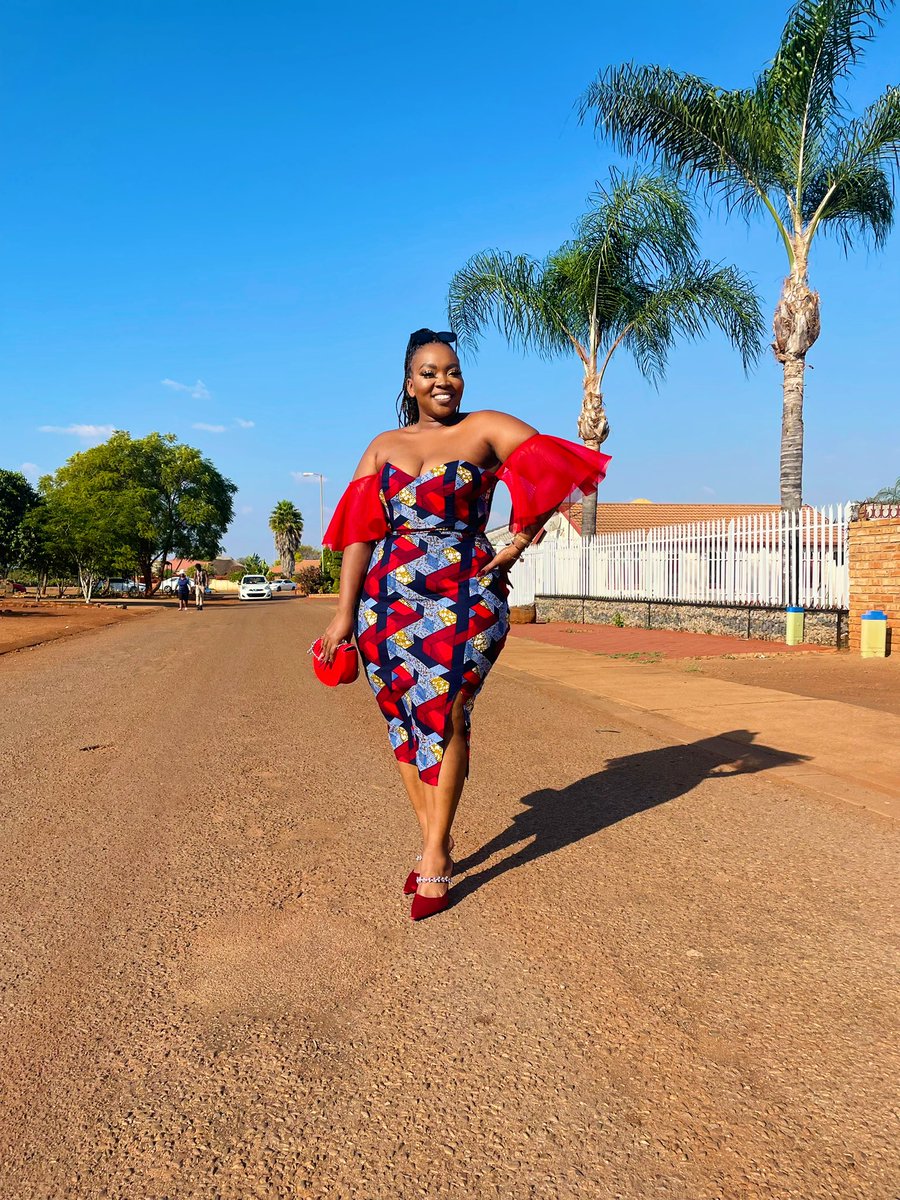 Lyntlzz's tweet photo. A week ago I got to wear this fit made by Lerato of IG: Saint Ula😮‍💨
The good sis does such clean work and it it fits just right!!! https://t.co/BVaTd3B9SF