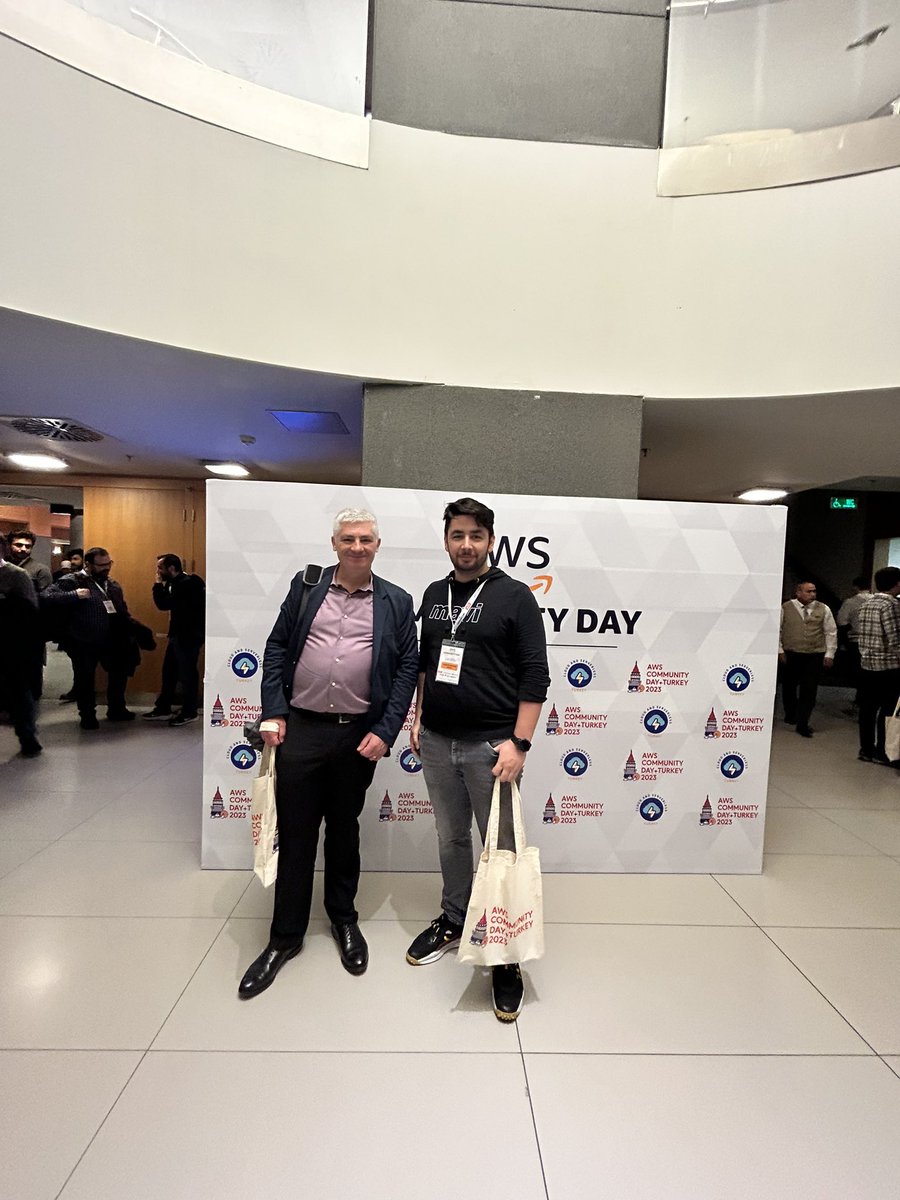 It’s my first time in a big meetup but #AWS Community Day set the standart to the sky with <a href="/jeffbarr/">Jeff Barr ☁️</a> and lots of great speakers