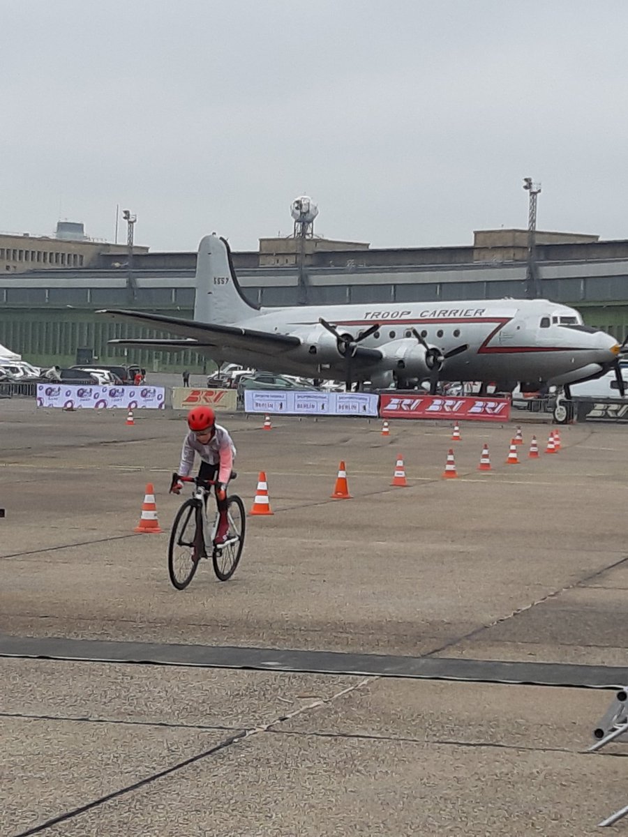 Trotz Nieselregen ist "Flugbetrieb in Höhe Null" auf dem Flughafen Tempelhof. Zeitfahrmeisterschaft 2023! #wirsindradsportinberlin #tempelhoferfeld #zeitfahren