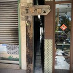 ここにカフェがある?!なんと人1人通れるかどうかの、細すぎる道!