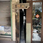 ここにカフェがある?!なんと人1人通れるかどうかの、細すぎる道!