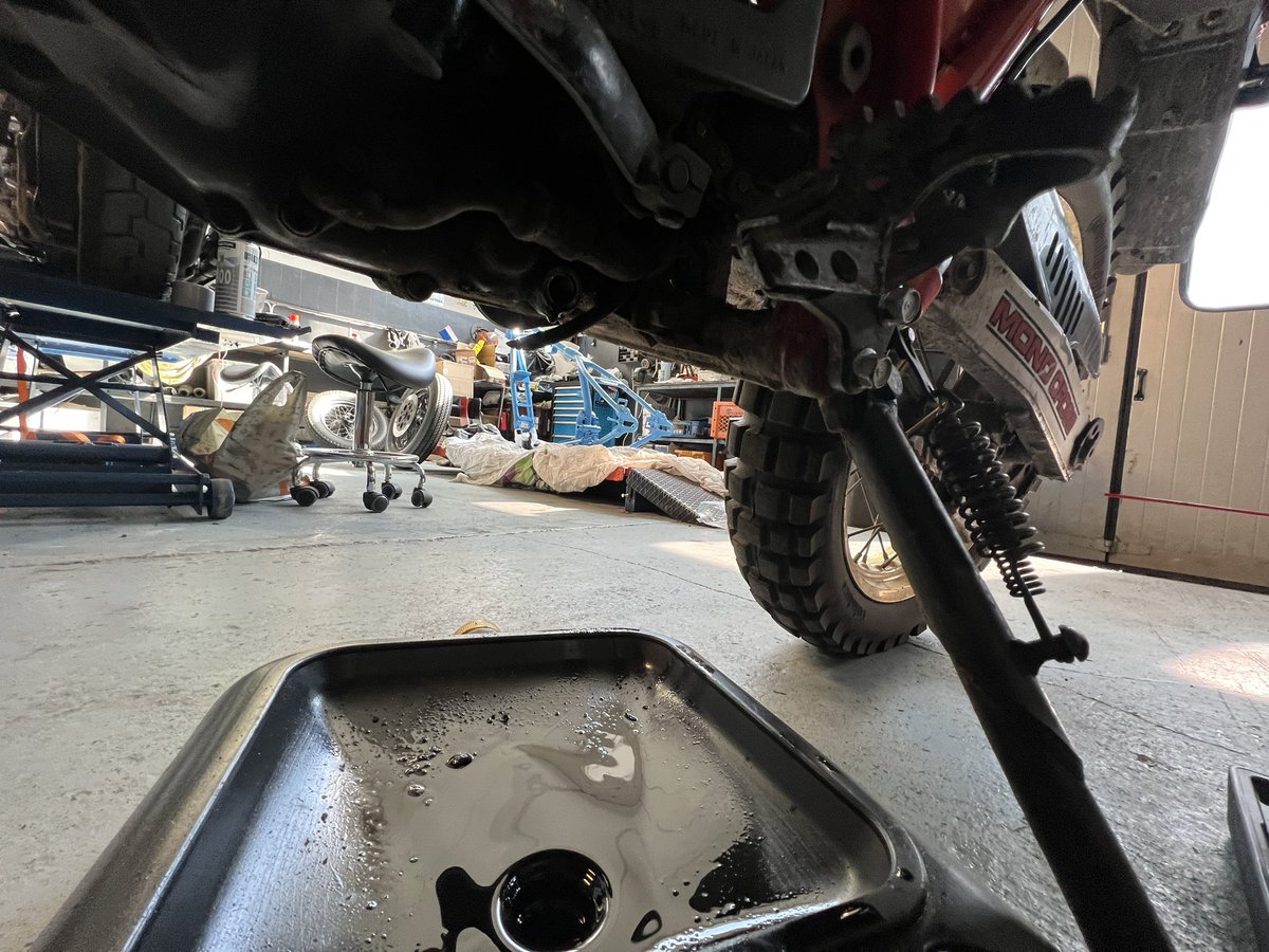 petterlillhonga's tweet photo. Haluaako joku arvata mihin öljyproppu putosi. #plomps #yamaha #1984 #xt600 https://t.co/QmUAt92FUu
