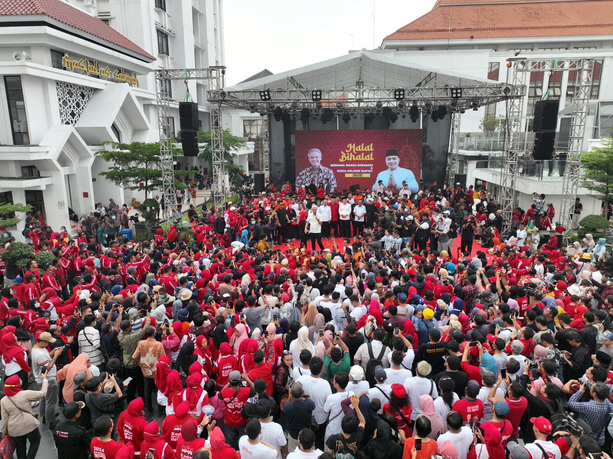 ganjarpranowo's tweet photo. Menghadiri Halal Bihalal bersama Mas Walikota Eri Cahyadi dan masyarakat di Balai Pemuda Surabaya. 

Luar biasa meriah acaranya. Dialog, nyanyi, dan makan bersama. 

Semakin menyenangkan karena berkesempatan berdiskusi dan berbagi pengalaman dengan bapak ibu pelaku UMKM dalam Pesta Wirausaha.