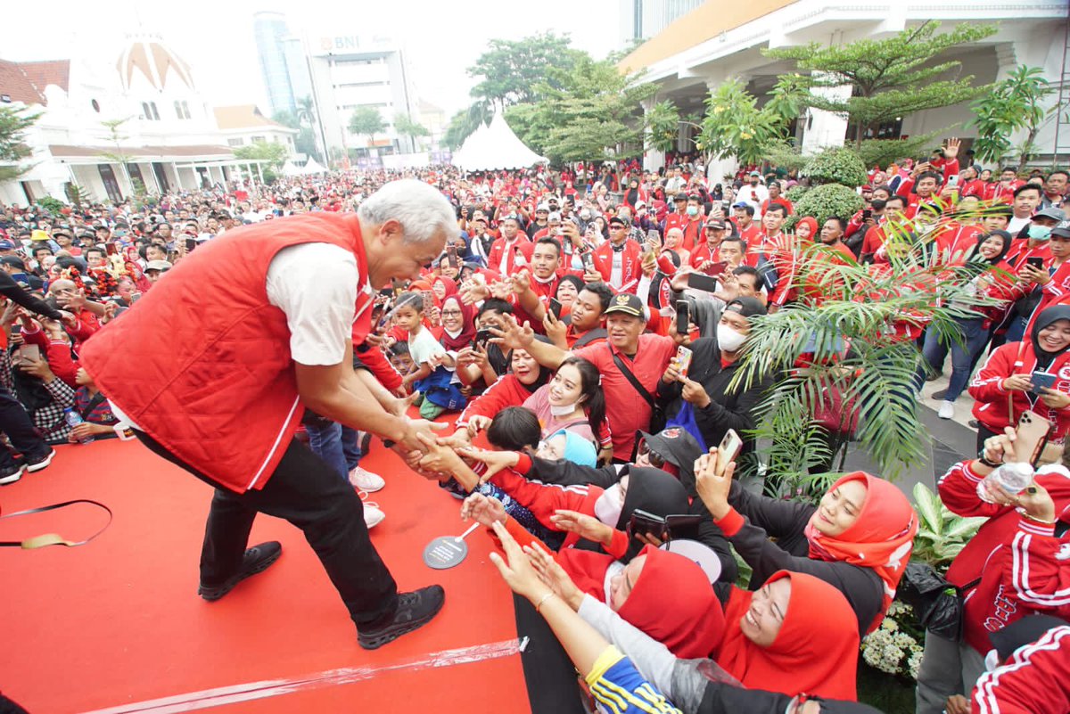 ganjarpranowo's tweet photo. Menghadiri Halal Bihalal bersama Mas Walikota Eri Cahyadi dan masyarakat di Balai Pemuda Surabaya. 

Luar biasa meriah acaranya. Dialog, nyanyi, dan makan bersama. 

Semakin menyenangkan karena berkesempatan berdiskusi dan berbagi pengalaman dengan bapak ibu pelaku UMKM dalam Pesta Wirausaha.