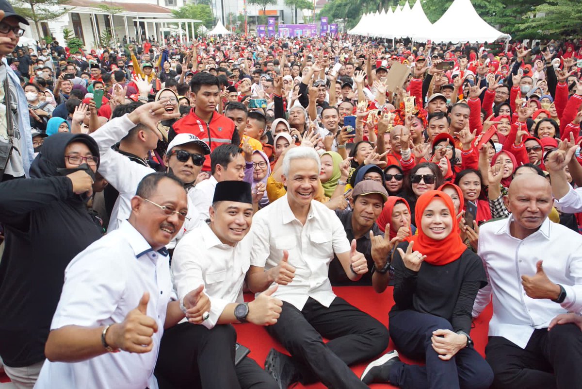 ganjarpranowo's tweet photo. Menghadiri Halal Bihalal bersama Mas Walikota Eri Cahyadi dan masyarakat di Balai Pemuda Surabaya. 

Luar biasa meriah acaranya. Dialog, nyanyi, dan makan bersama. 

Semakin menyenangkan karena berkesempatan berdiskusi dan berbagi pengalaman dengan bapak ibu pelaku UMKM dalam Pesta Wirausaha.