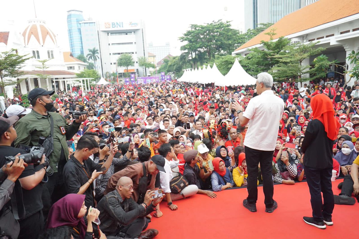 ganjarpranowo's tweet photo. Menghadiri Halal Bihalal bersama Mas Walikota Eri Cahyadi dan masyarakat di Balai Pemuda Surabaya. 

Luar biasa meriah acaranya. Dialog, nyanyi, dan makan bersama. 

Semakin menyenangkan karena berkesempatan berdiskusi dan berbagi pengalaman dengan bapak ibu pelaku UMKM dalam Pesta Wirausaha.
