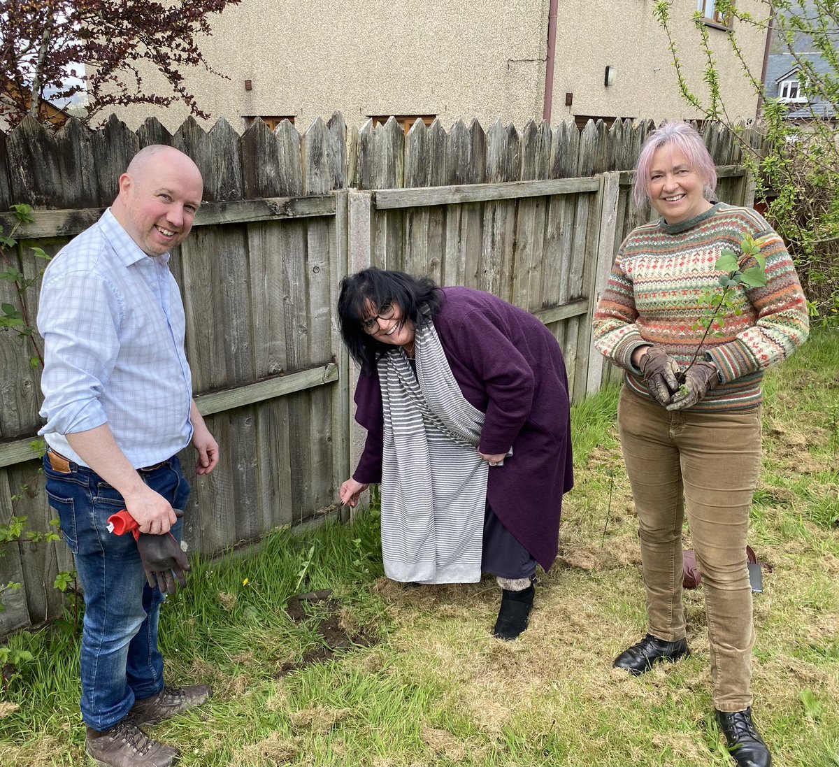 Great to spend a few hours planting over 70 trees with <a href="/YDrefWerdd/">Y Dref Werdd</a> at the garden of Y Pengwern Llan Ffestiniog with <a href="/mabonapgwynfor/">Mabon ap Gwynfor AS 🏴󠁧󠁢󠁷󠁬󠁳󠁿</a>. We are very fortunate in Dwyfor Meirionnydd to have so many community groups who go that extra mile for their local area. 

🪴👩🏻‍🌾🏴󠁧󠁢󠁷󠁬󠁳󠁿