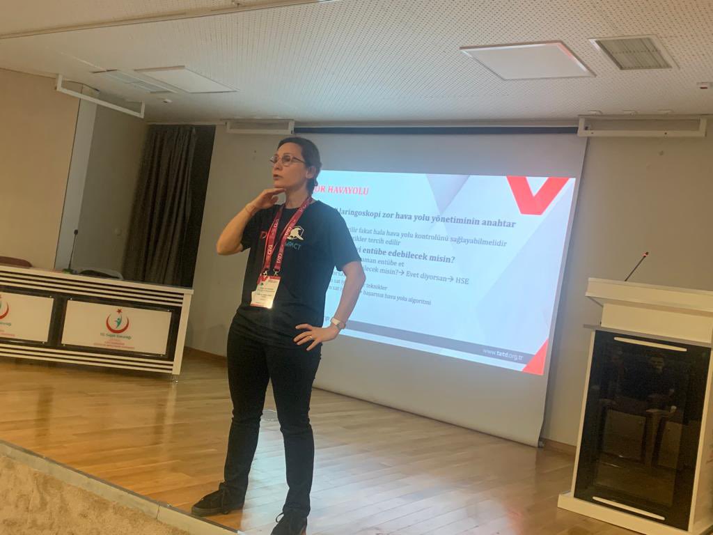 Hava Yolu Yönetimi’ni Doç.Dr.Ebru Ünal Akaoğlu anlatıyor 🚨🔉🫁<a href="/ebryunal/">Ebru Unal Akoglu</a> <a href="/Burcu_Yilmazzz/">Burcu Yılmaz</a> <a href="/TrTATD/">Türkiye Acil Tıp Derneği - TATD (EMAT)</a> <a href="/dr_mustafaipek/">Mustafa Ipek</a> @dr_sarper <a href="/emresuspack/">Barış Murat Ayvacı</a> <a href="/melihimam/">Melih İmamoğlu</a> <a href="/murat_yesilaras/">murat yeşilaras</a> <a href="/drseroglu/">Serkan Emre Eroglu</a> @AcilTp_Umraniye