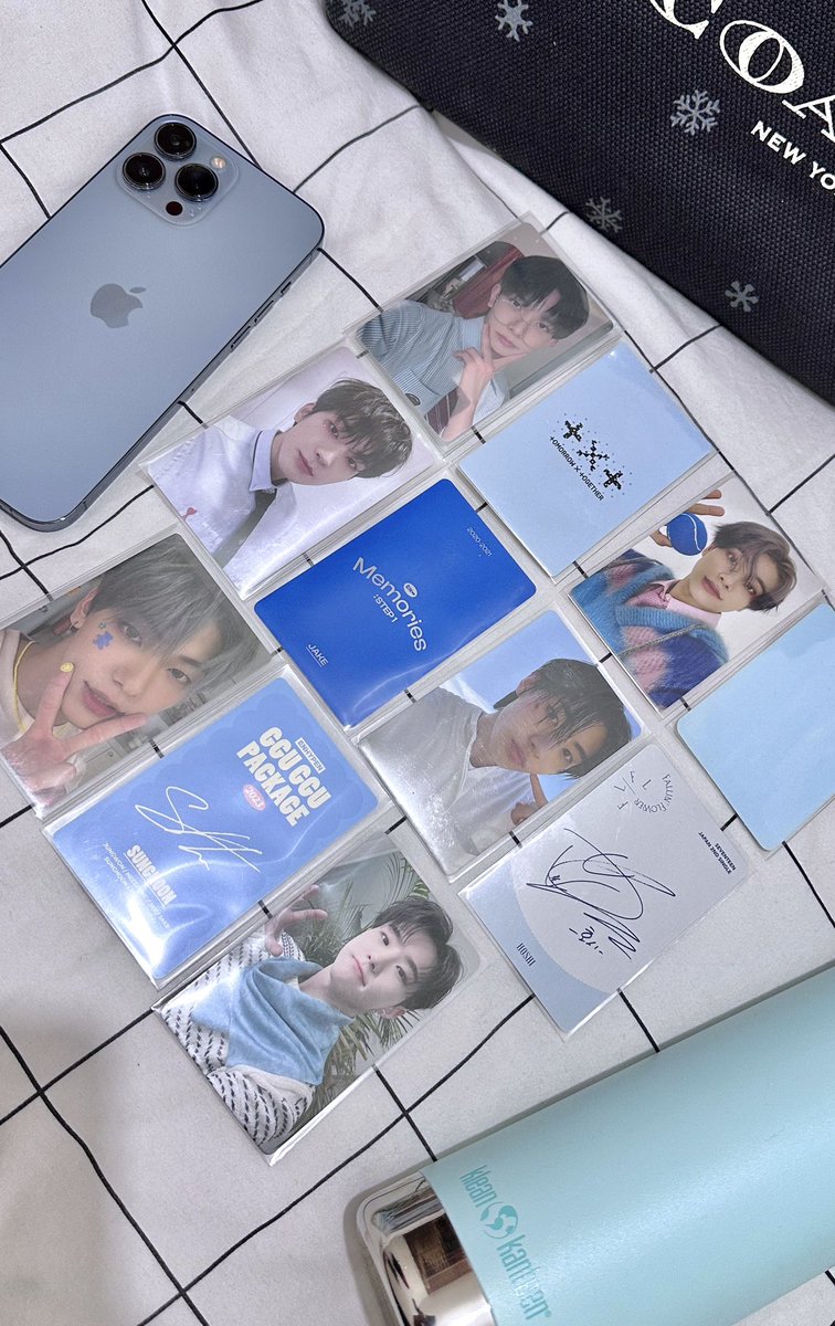 simjakehoons's tweet photo. something blue 🐳 https://t.co/L95Ew3xcu9