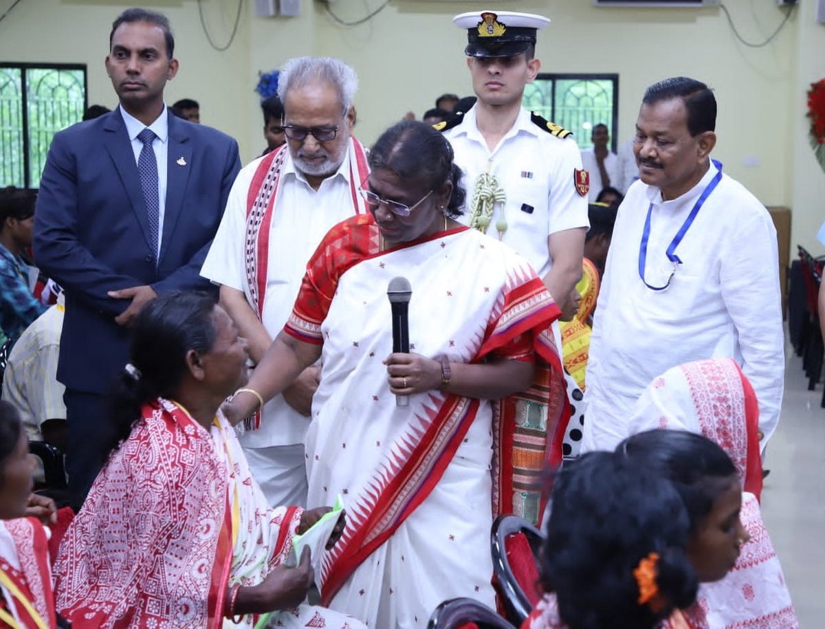PaikraySarat's tweet image. President Smt. Droupadi Murmu interacting with #PVTs (Particularly Vulnerable Tribals) at #MaharajaSriramChandraBhanjaDeo University Campus, #Baripada during the 12th Convocation Ceremony. #Mayurbhanj #droupadimurmu #Odisha