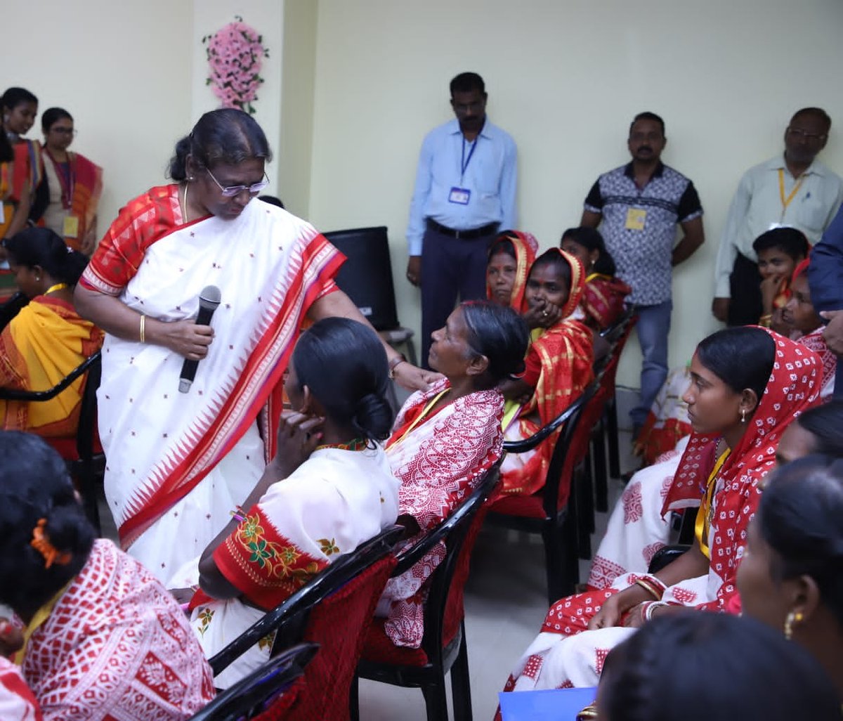 PaikraySarat's tweet image. President Smt. Droupadi Murmu interacting with #PVTs (Particularly Vulnerable Tribals) at #MaharajaSriramChandraBhanjaDeo University Campus, #Baripada during the 12th Convocation Ceremony. #Mayurbhanj #droupadimurmu #Odisha