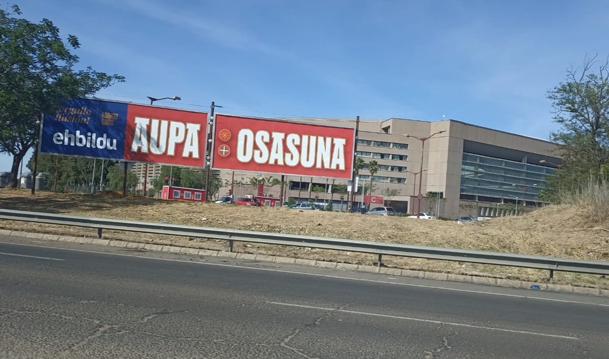Artiplano's tweet photo. Ciertos sevillanos tela de indignaditos por un cartel de Bildu en los alrededores de la Cartuja porque parece ser que "Bildu" es ETA y no se cuantas vueltas de tuerca más y que hay que retirar el cartel.
Vamos a poner los puntos sobre las íes 🧵:
1. Cuando ETA existía Bildu no. https://t.co/3VRhavKH8M