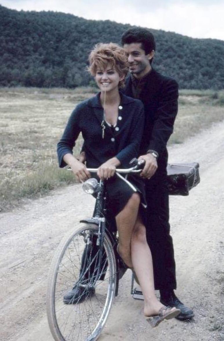 ninofrassicaoff's tweet photo. Buona "Giornata Mondiale di chi va in due in bici" con 4 foto
SCONCERT su Amazon Prime Video: https://t.co/WOv6iA9MBR
#Sconcert #SconcertLiveShow https://t.co/wSIhlecDee