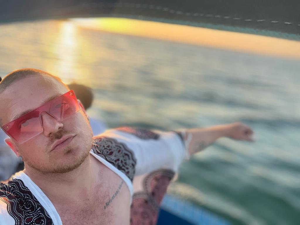 Blue_EyedPrins's tweet photo. On a boat in the Indian ocean, Mozambique 2023 💋❤️

#Coronation  watching #QueenCharlotte https://t.co/XRAGYppKWm