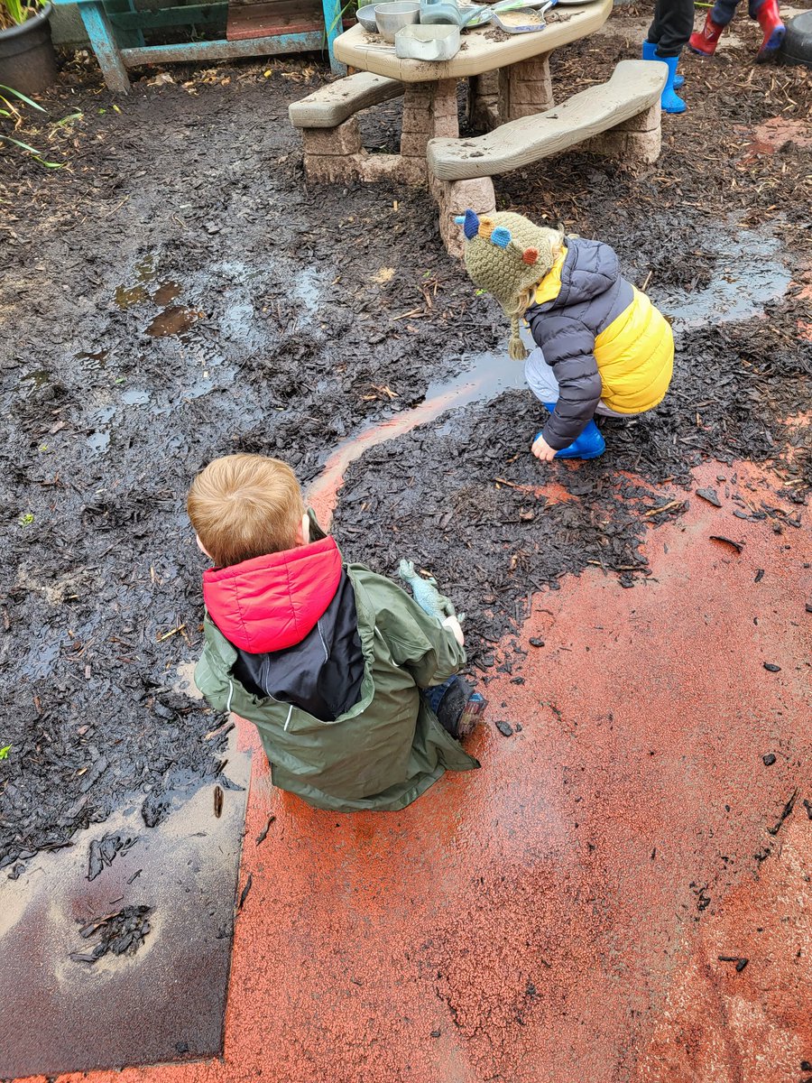 sharononeill3's tweet photo. Our little engineers trying to redirect the river towards the slide, seems a water slide is a 'great idea' ЁЯдФ #STEMeducation with lots of heavy lifting & team work - all child directed work . @rodericogorman all children should have access to ECCE #saveecce @FederationEarly https://t.co/G7jHcJ7tY7