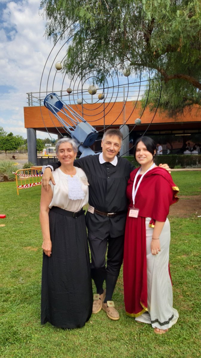 imartividal's tweet photo. Aquí tenemos a Jerónimo Muñoz, Henrietta Leavitt e Hipatia de Alejandria, en la #expociencia2023 de Valencia. Yo iba a ir de Tycho Brahe, pero me he rajado 😜. https://t.co/adFbd4eRVE