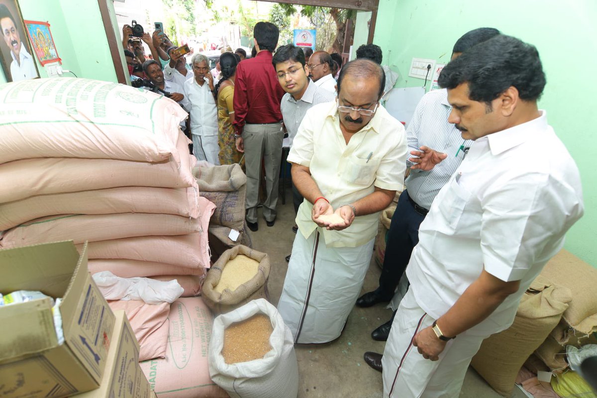 V_Senthilbalaji's tweet photo. மாண்புமிகு தமிழ்நாடு முதலமைச்சர் தளபதி @mkstalin அவர்களின் ஆசிகளுடன், மாண்புமிகு உணவு மற்றும் உணவுப்பொருள் வழங்கல் துறை அமைச்சர் அண்ணன் ஆர். சக்கரபாணி  அவர்களோடு இன்று கோவை மேட்டுப்பாளையத்தில் உள்ள நியாயவிலைக்  கடையை ஆய்வு செய்த போது.. https://t.co/AnfyNmDiRe