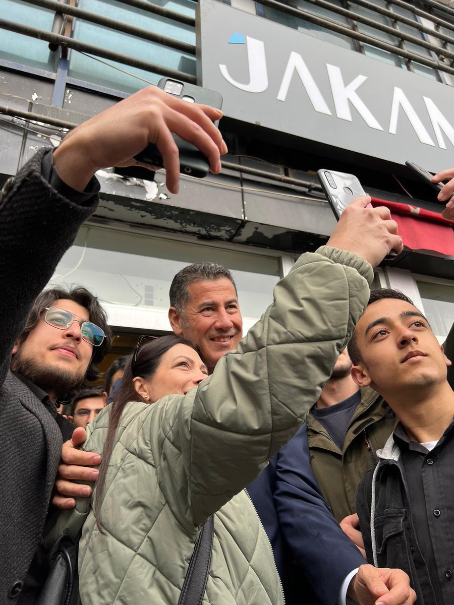 DrSinanOgan's tweet photo. Erzurum’un Dadaşları bizi Kars’a uğurlamak için geldi. Aslında havalimanında indik kahvaltı yapıp, adaylarımıza başarılar dileyip gidecektik ama yine izdiham oldu :)
İlk kez Erzurum’da açıkladım. Rahmetli babamın aile lakabı Dadaş’tı. Melekli’de herkes babamı Dadaş diye çağırırdı…
Boşuna değilmiş :)

Teşekkürler Erzurum! 

#OAnGeliyor
