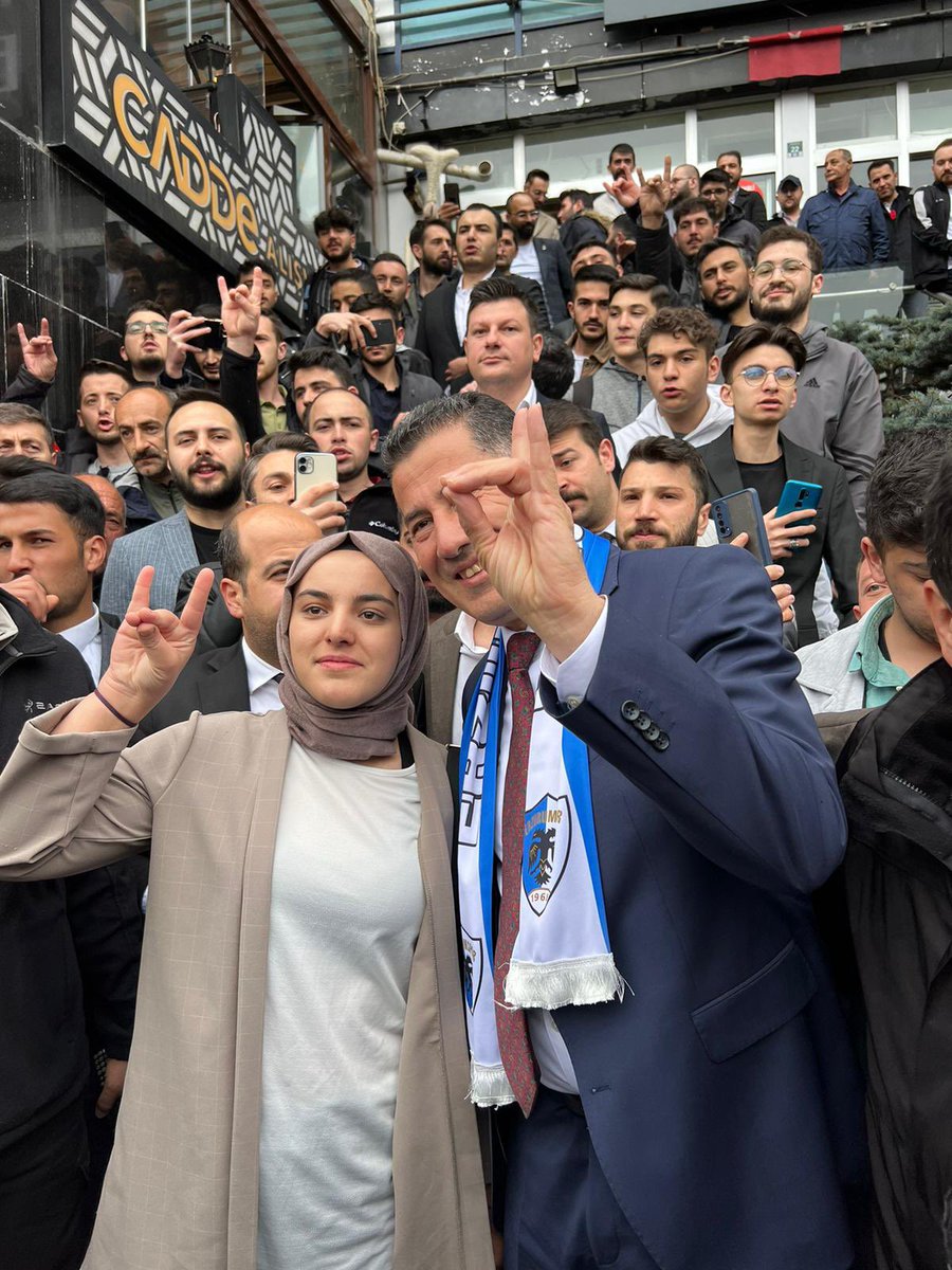DrSinanOgan's tweet photo. Erzurum’un Dadaşları bizi Kars’a uğurlamak için geldi. Aslında havalimanında indik kahvaltı yapıp, adaylarımıza başarılar dileyip gidecektik ama yine izdiham oldu :)
İlk kez Erzurum’da açıkladım. Rahmetli babamın aile lakabı Dadaş’tı. Melekli’de herkes babamı Dadaş diye çağırırdı…
Boşuna değilmiş :)

Teşekkürler Erzurum! 

#OAnGeliyor