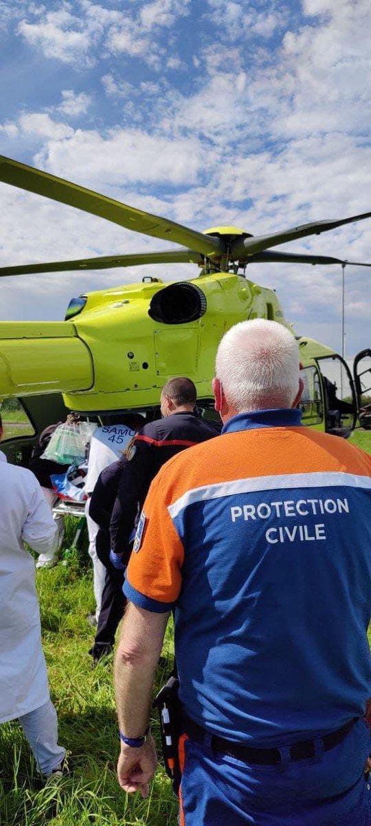 ActuSamu's tweet photo. [ ActuSAMU - Collaboration ] : 🔵🟠 La Protection Civile du Loiret fait appel à l’HéliSMUR 🚁 du SAMU 45  CHR Orléans en renfort sur une antenne médicale lors d’un rassemblement évangélique 🙏 à #Neuvoy dans le #Loiret. 
🤝🩺 Parfaite collaboration #SAMU45, #SDIS45 et #AASC 👏 https://t.co/8gMaAb1J0m