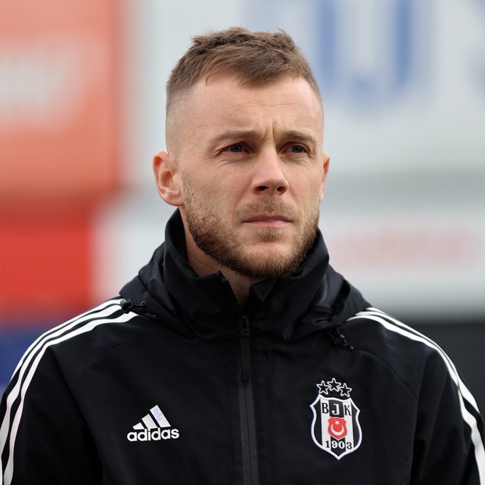 Derbiye 4-3-3 ile çıkan Şenol Güneş, Salih'in yokluğunda dizilişi Maxim’e göre şekillendiriyor.  

Alexandru Maxim, 4-2-3-1’de Vincent Aboubakar’ın arkasında görev yapacak.

📰 Sabah