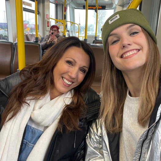 Laura Govaerts en voedingsdeskundige Sandra Bekkari nemen de kusttram naar Knokke-Heist voor een wandeling die hen langs het Zwin leidt. De volgende dag fietsen ze naar Heist, waar ze enkele interessante plekken bezoeken. Vandaag om 18.40u @een in #VlaanderenVakantieland. 📷 ©VRT
