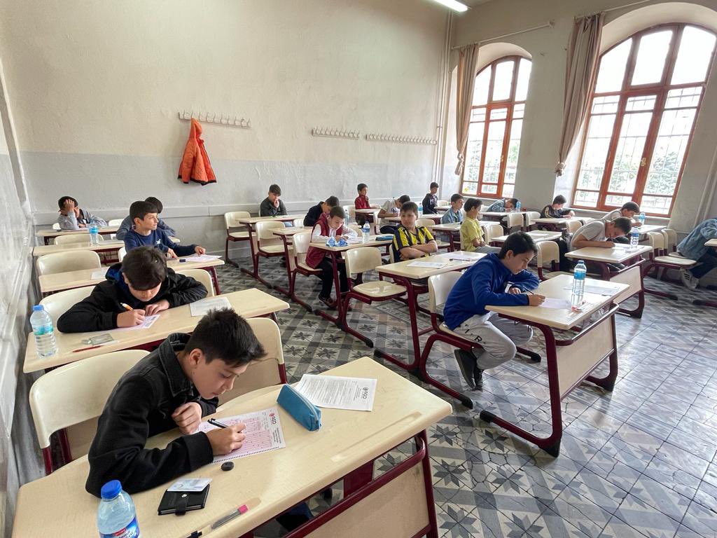 Her yıl geleneksel olarak düzenlediğimiz Ortaokullar Siyer-i Nebi sınavımızı yoğun bir katılımla gerçekleştirdik.

#AhlakveManeviyat
#GençlerEfendimizinİzinde
#siyerinebiyarışması