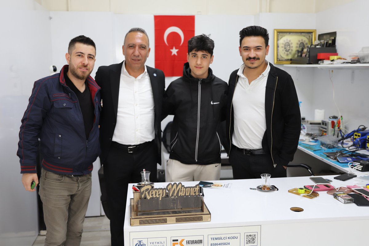 muhammetgur64's tweet photo. "Gününüz hayırlı kazancınız bereketli olsun." Sarayaltı Mahallemizin kıymetli esnafını ziyaret ettik hayırlı işler diledik, sorunlarını dinledik, esnafımızın yüzü gülecek.
#AzKaldı
#TürkiyeTarihYazacak!
#UsakTarihYazacak!
#UmutsuzlukTarihOlacak! https://t.co/rCHjwxCMnB