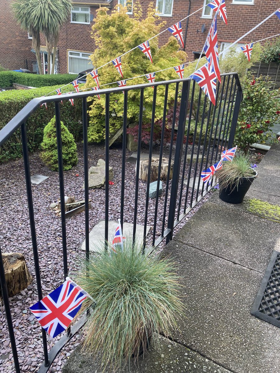 nickieschofield's tweet photo. Loving the Coronation so far… 🇬🇧👑🍾🥂
#HistoryInTheMaking #Coronation 
#LongLiveTheKing
#KingCharles https://t.co/K4fNVZjac4