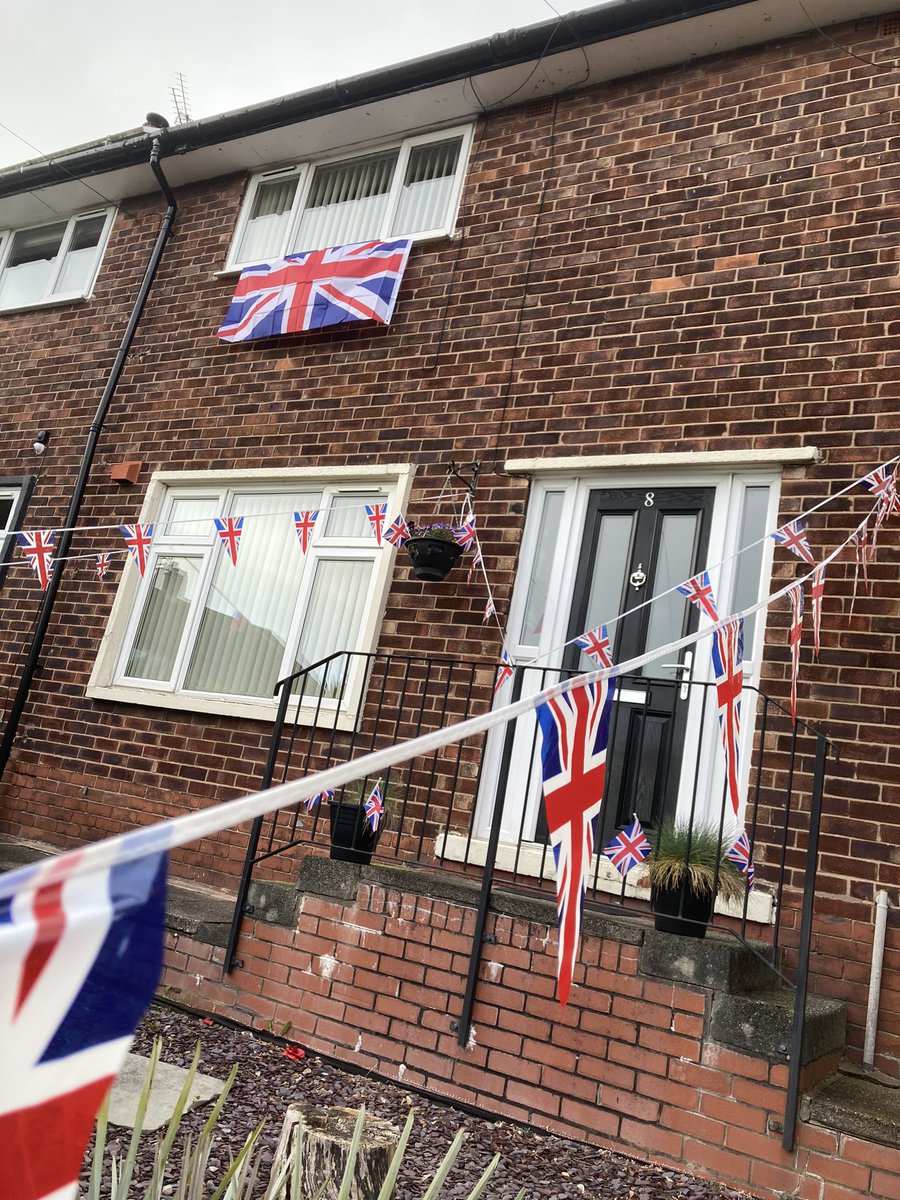 nickieschofield's tweet photo. Loving the Coronation so far… 🇬🇧👑🍾🥂
#HistoryInTheMaking #Coronation 
#LongLiveTheKing
#KingCharles https://t.co/K4fNVZjac4
