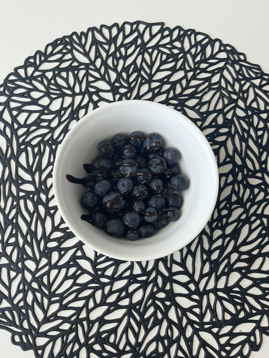 kcalyys's tweet photo. hi im back lol, long story short: i had bleeding in my gi tract, but im fine now😋 eating thse yummy blueberries with choc rn https://t.co/8Pq8SwpTsR