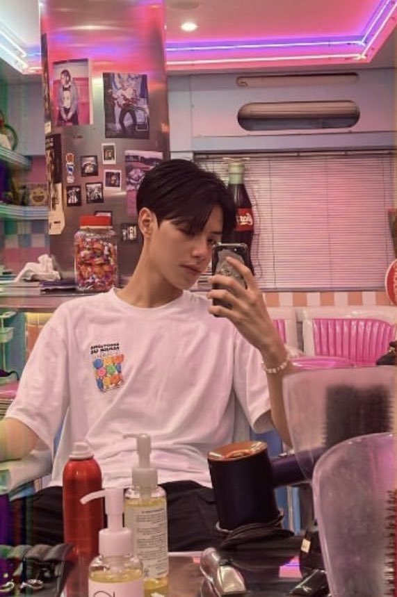l3unn1e's tweet photo. ร้านเดิม ลงสตอรี่เหมือนเดิม คนในรูปก็หล่อเหมือนเดิม 💘 ‧₊˚

(เลาก็ชอบแกเหมือนเดิมเลย)˶꒦ິ^꒦ິ˶
꒰ #20aungpao ꒱ https://t.co/ssfjdP45KD