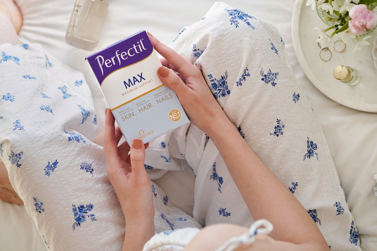 vitabiotics's tweet photo. #PerfectilMax provides extra support micronutrient tablets with a specialist Nutri-dermal™ capsule.
With biotin, zinc, iodine, vitamins B2 and B3 to help maintain normal skin, as well as normal hair, plus selenium which helps maintain normal nails 💜
#FindYourPerfectil https://t.co/5hdQEu7jQt