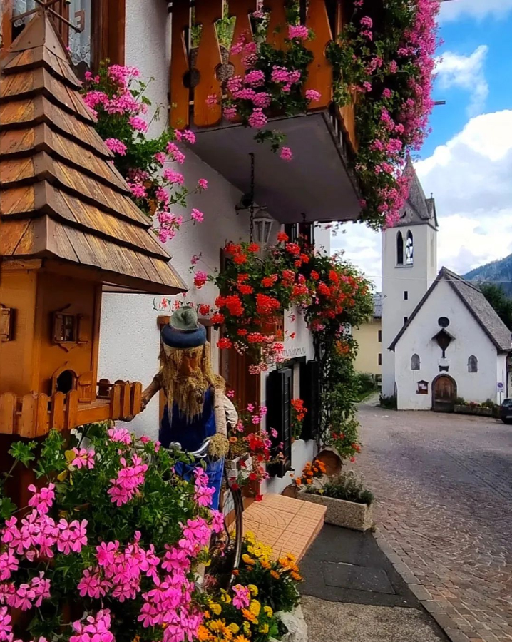 TurismoVeneto's tweet photo. Quest'estate vieni a visitare #Sottoguda, frazione di Rocca Pietore, ai piedi della Marmolada. Resterai sorpreso dalla bellezza e dalla pace che si respira in ogni angolo di questo villaggio alpino
😍 https://t.co/uc2b9y23gQ
#VisitVeneto #BorghipiùBelli
📸 Foto IG giuly93p https://t.co/6aAc179tXb